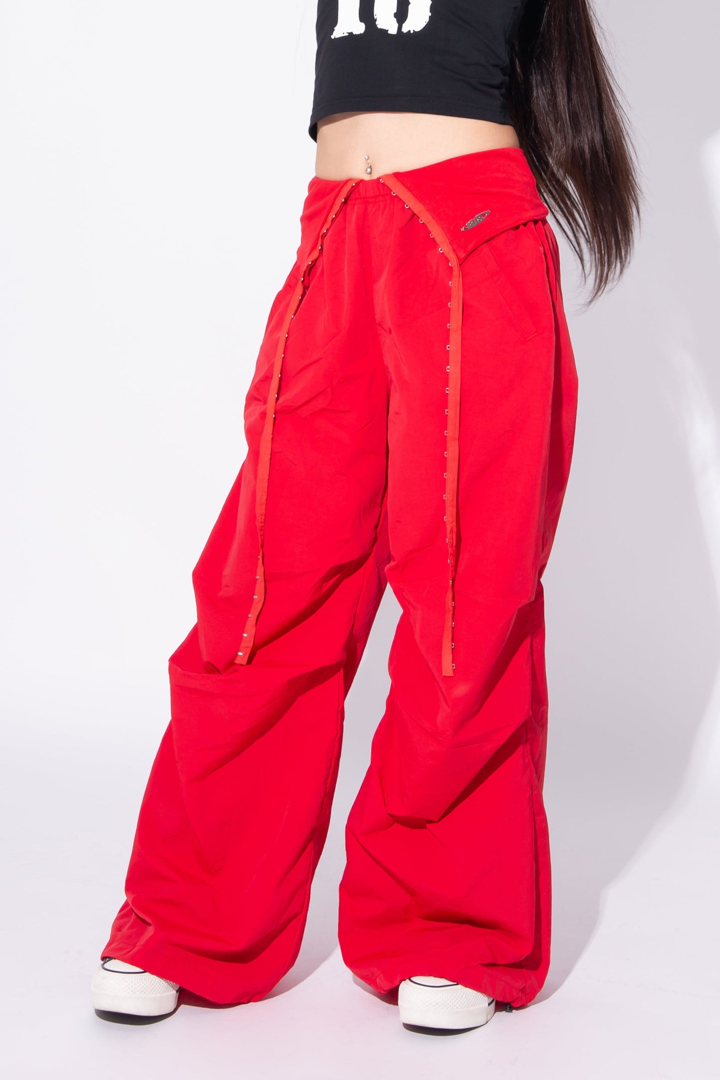 HOOK GATHER NYLON PANTS red