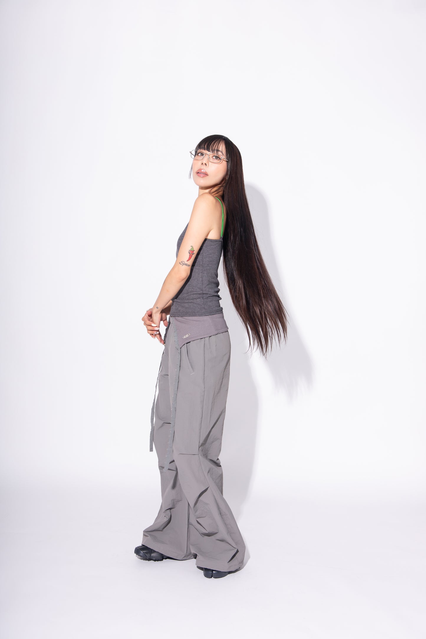 HOOK GATHER NYLON PANTS gray