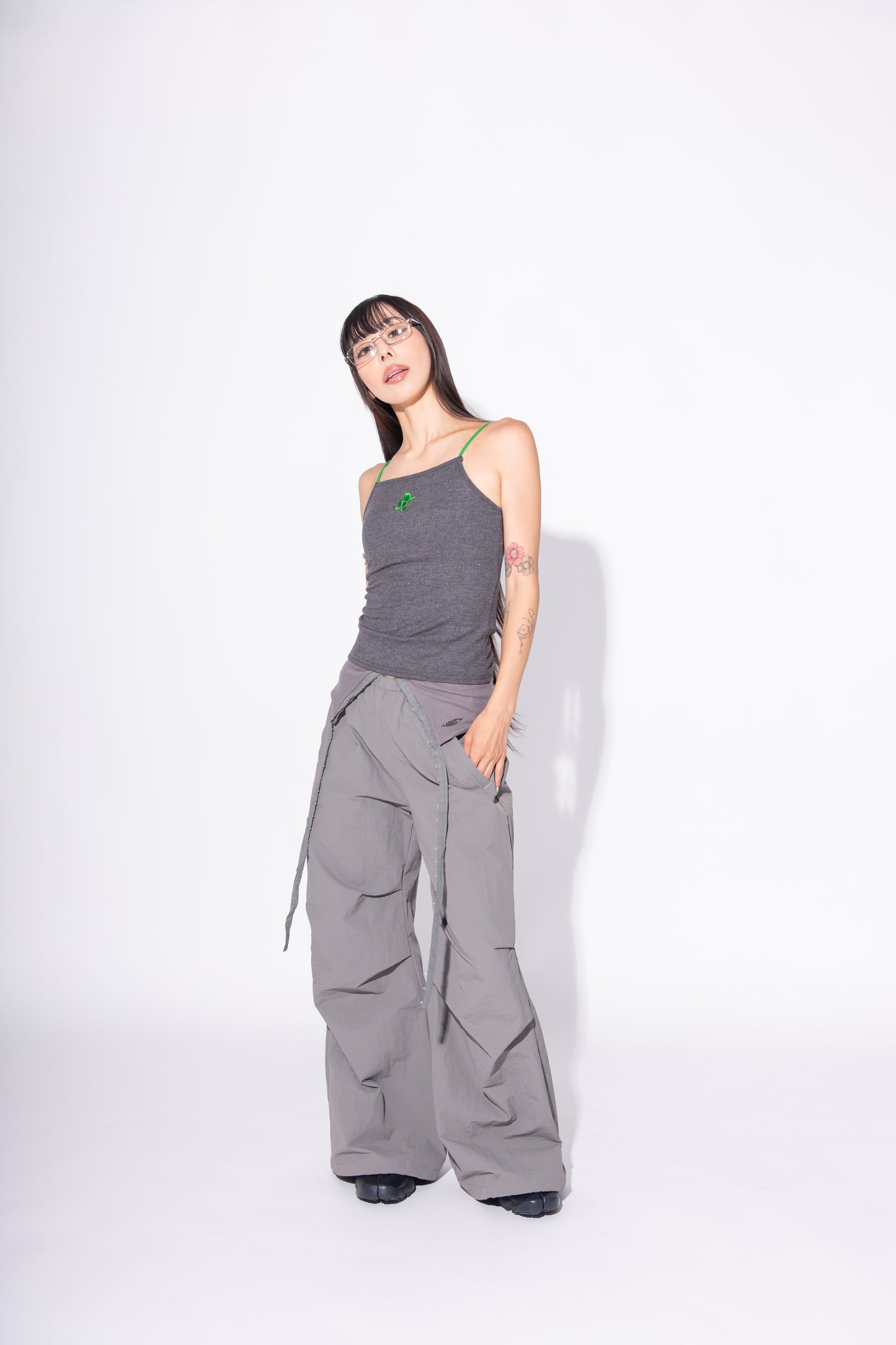 HOOK GATHER NYLON PANTS gray