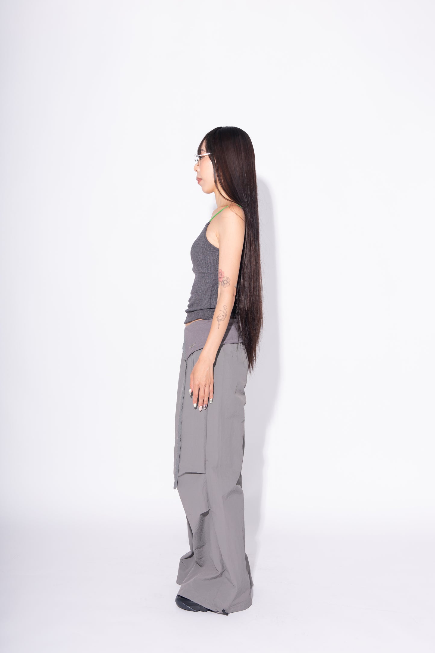 HOOK GATHER NYLON PANTS gray