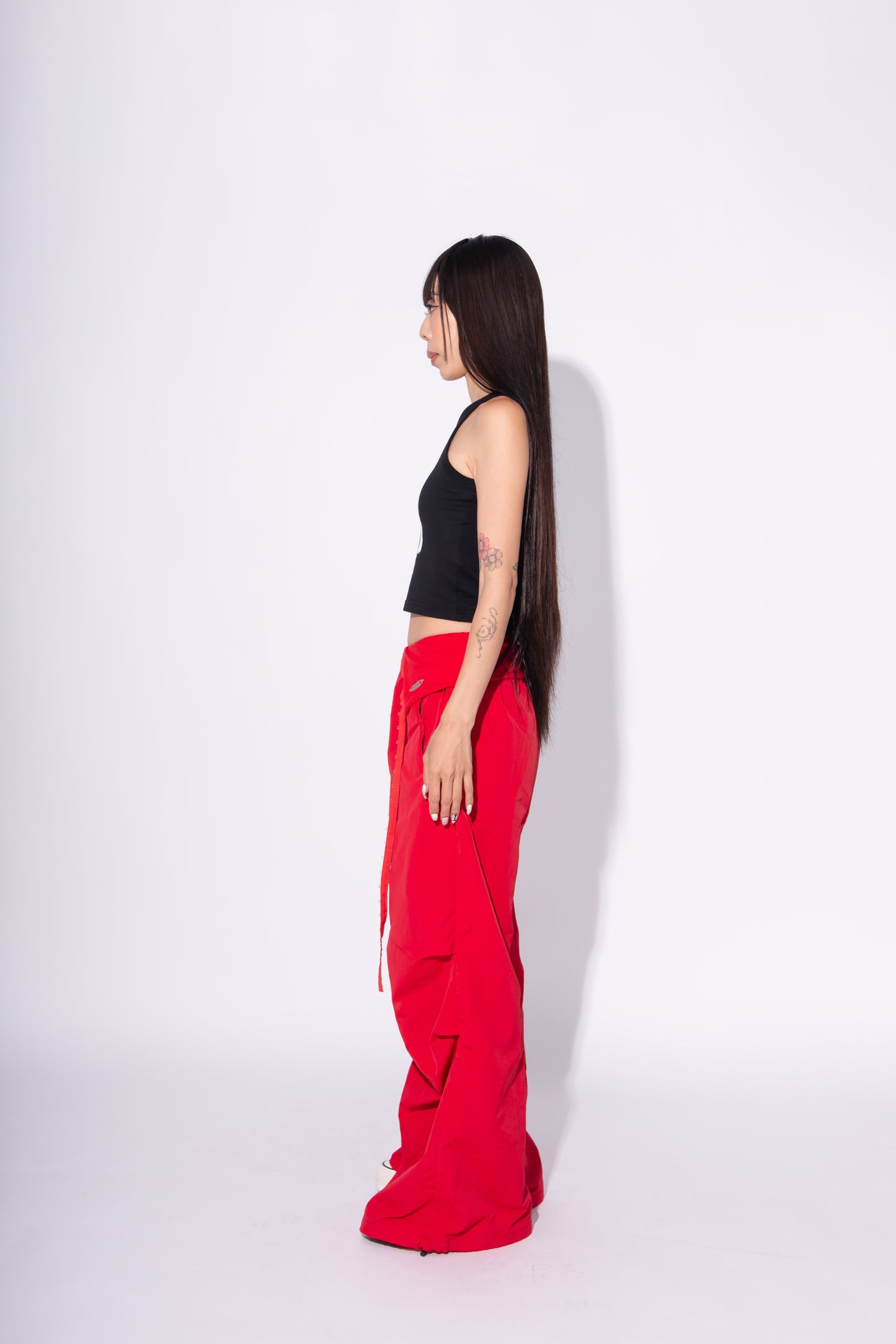HOOK GATHER NYLON PANTS red