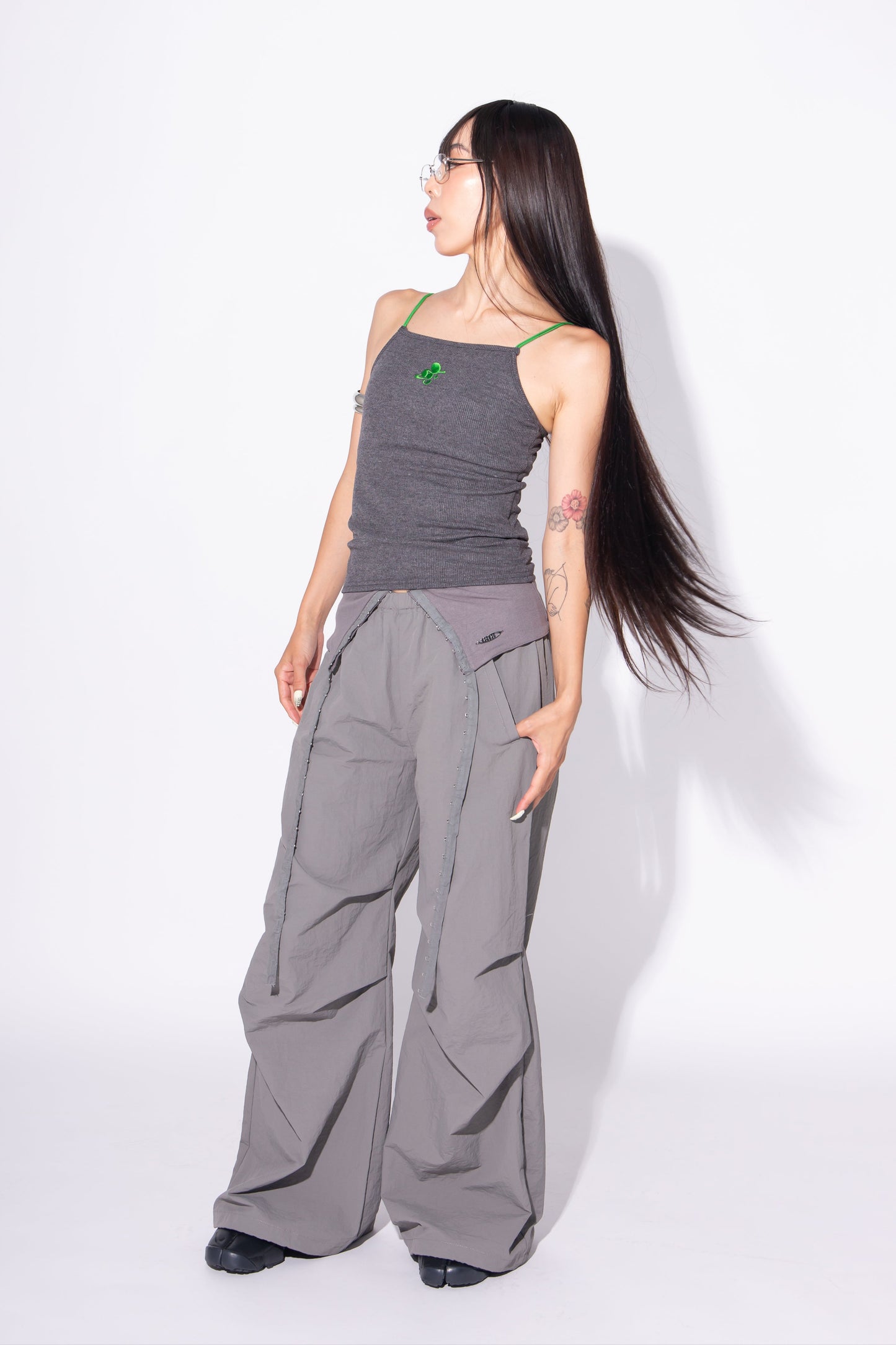 HOOK GATHER NYLON PANTS gray
