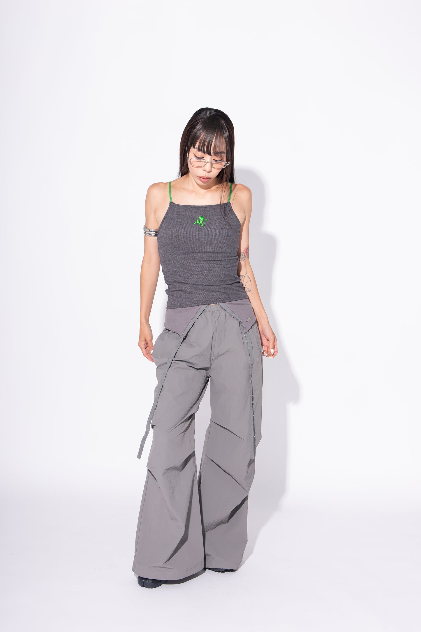 HOOK GATHER NYLON PANTS gray