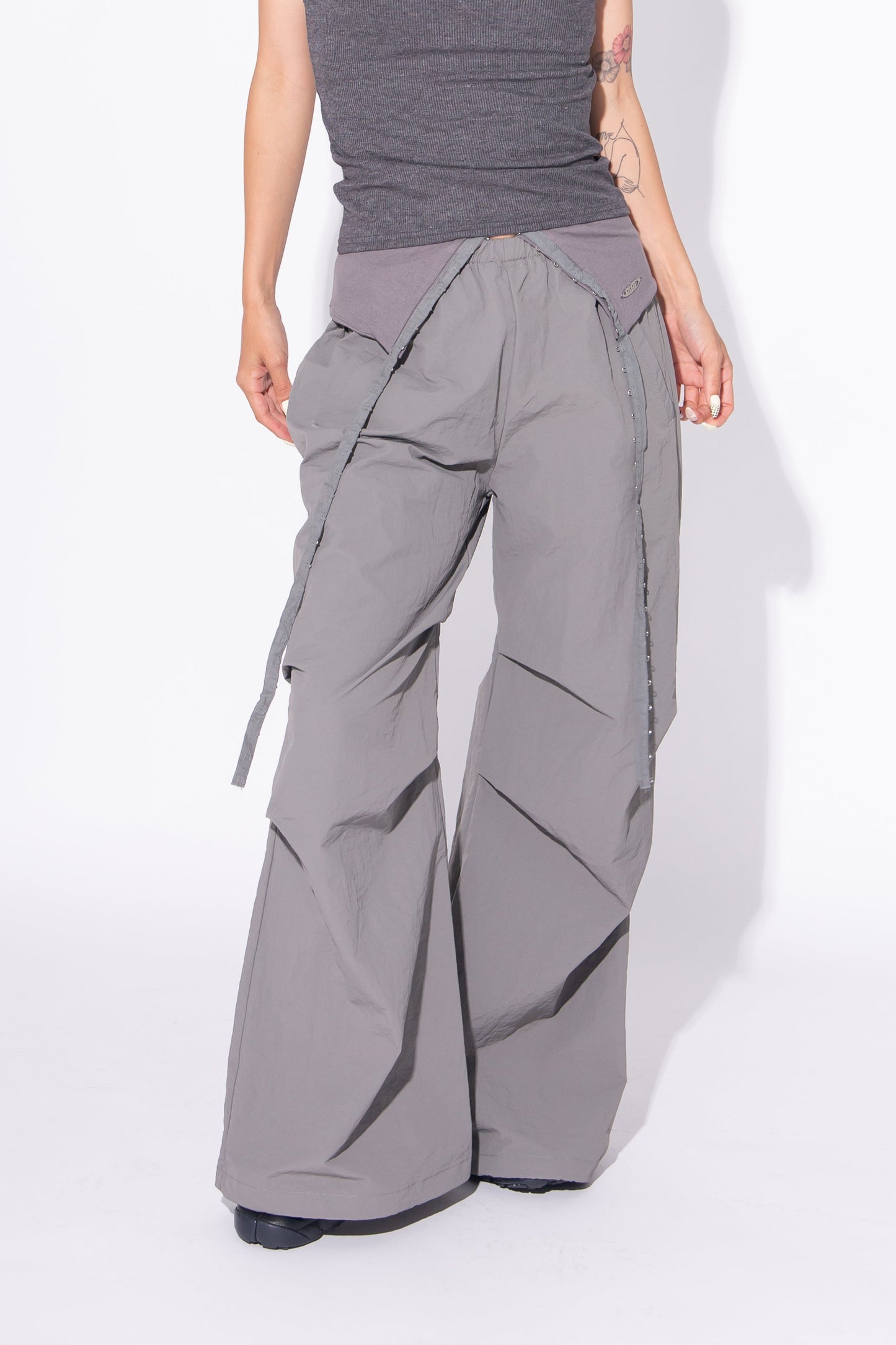 HOOK GATHER NYLON PANTS gray