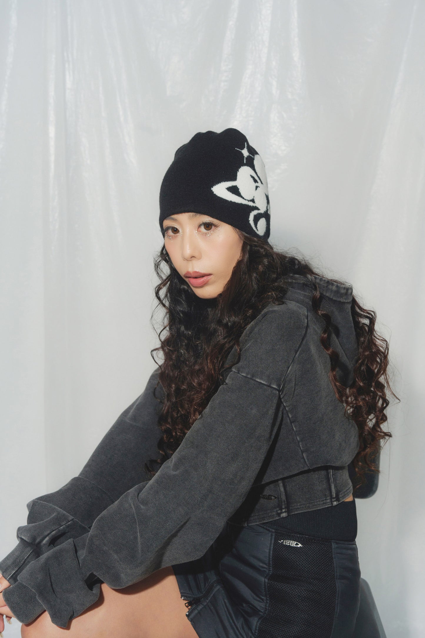 SYMBOL LOGO BEANIE black